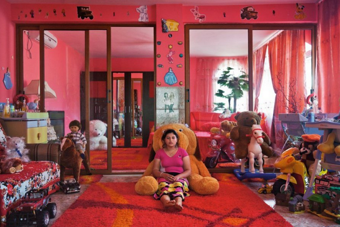 В каких домах живут дети богатых цыган: золото, мрамор, доллары на стене