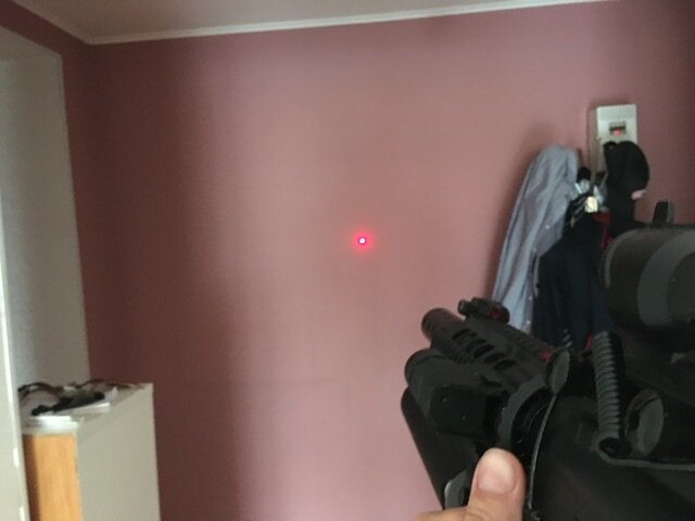 Лцу с кнопкой под палец на экране. Подствол выполняет функцию горизонтальной рукояти.