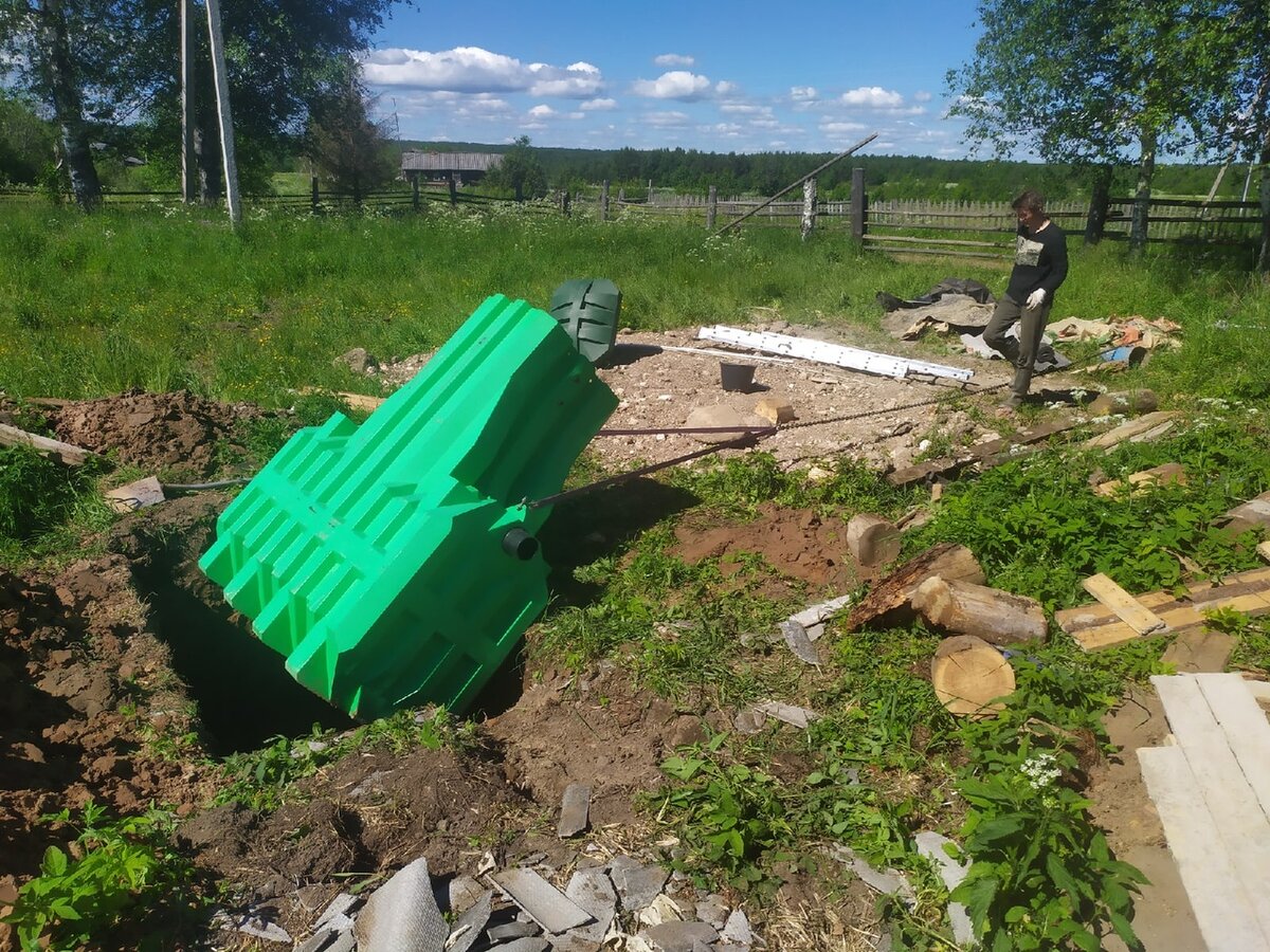 Сделал канализацию в деревенском доме - септик и купол орошения из парника