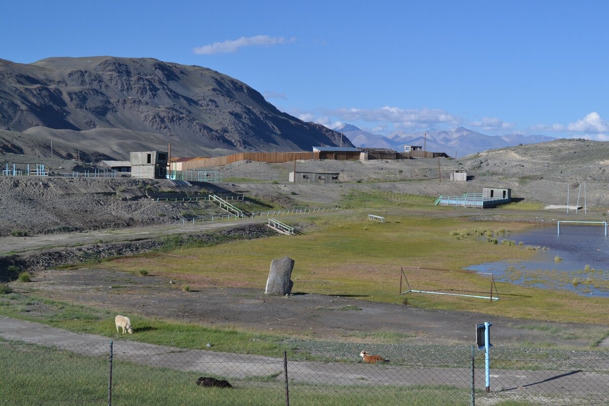 Стадион в поселке, последствия землетрясения 