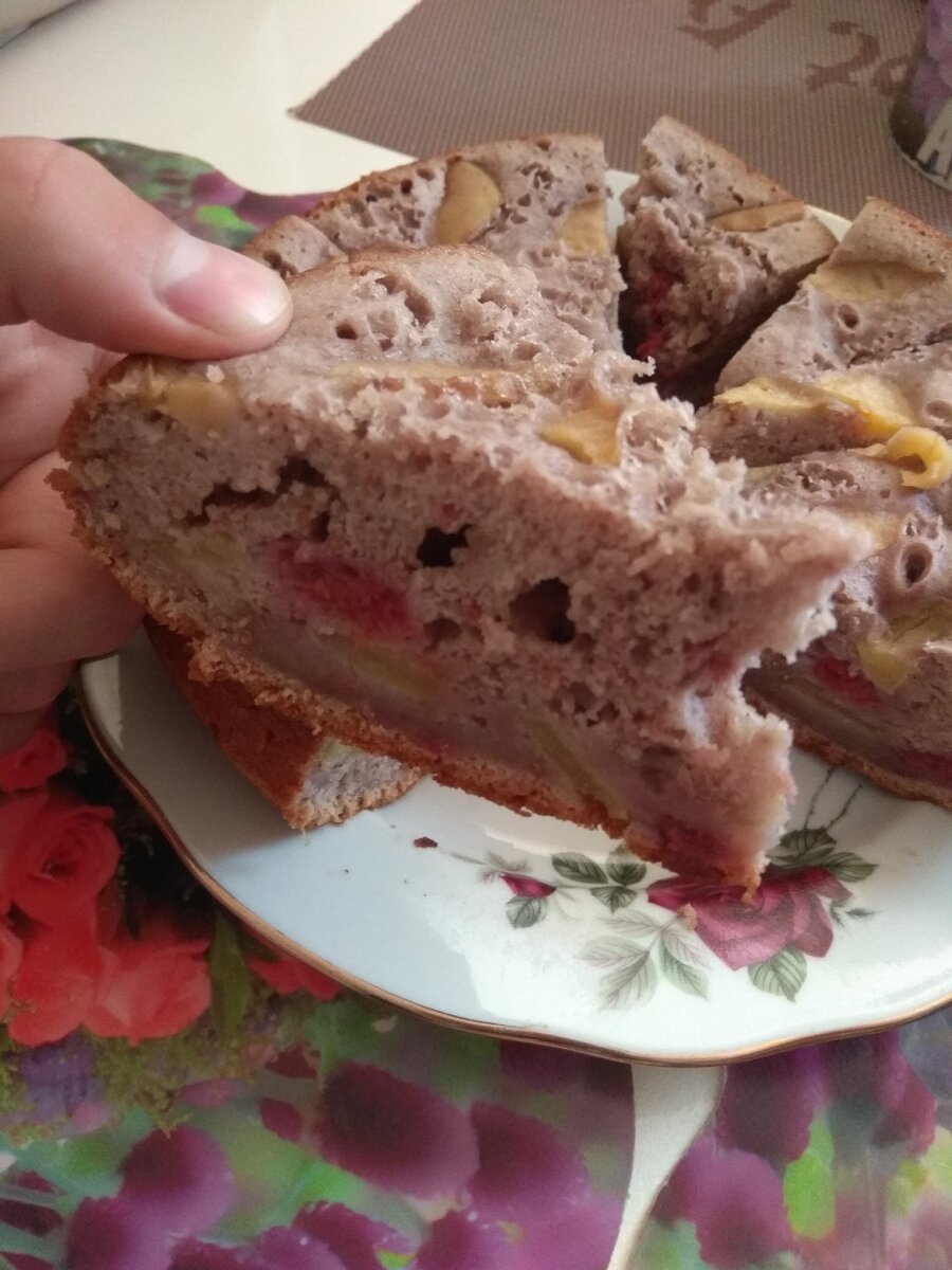 Пирог с малиной и яблоками