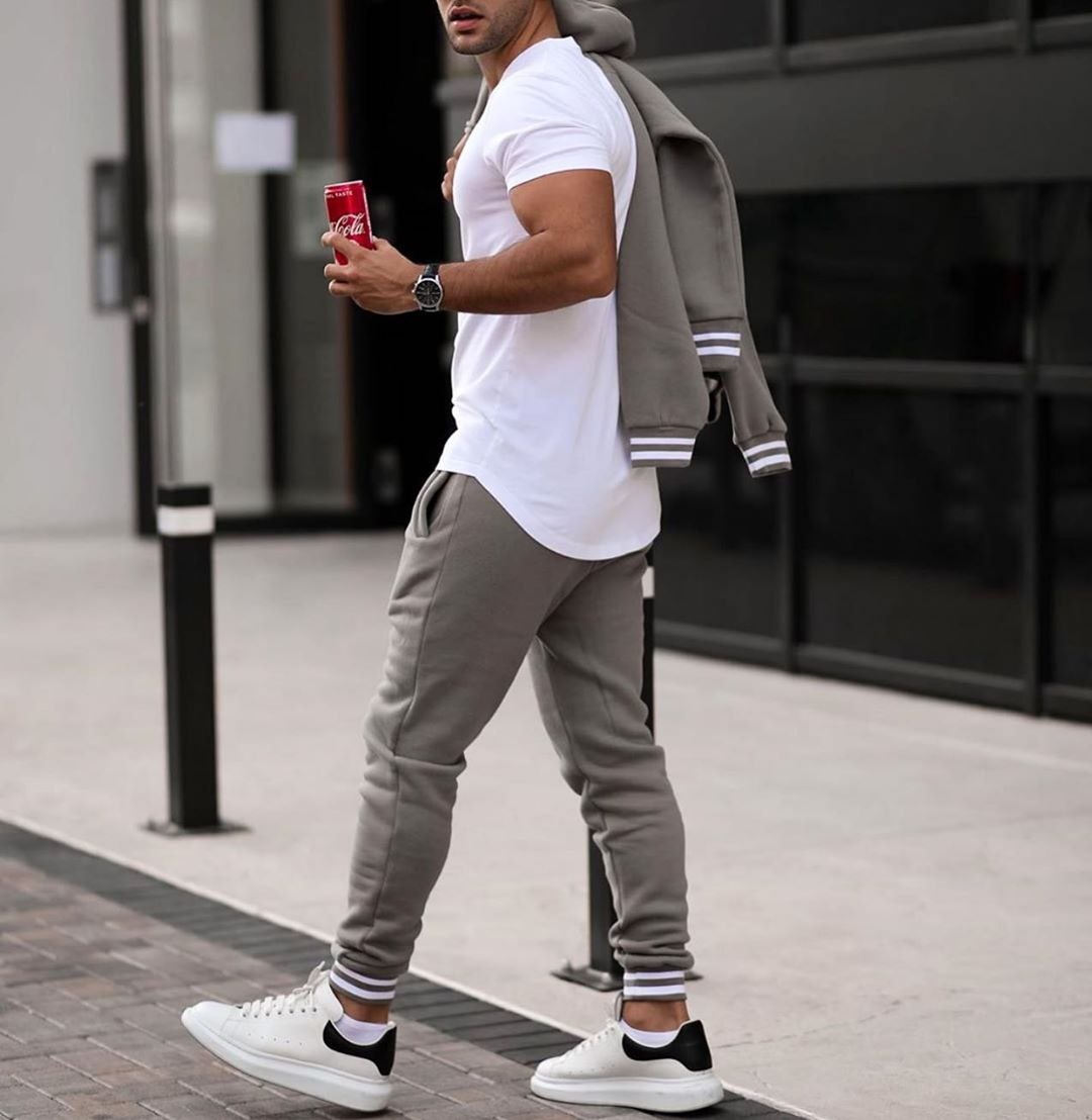 Кто сказал, что спортивный костюм носят исключительно спортсмены? 