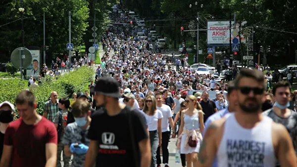  © AP Photo / Igor VolkovПетр АкоповВсе материалыЧем и когда закончатся протесты в Хабаровске? Спустя три недели после ареста губернатора Сергея Фургала и начала массовых шествий в его поддержку на этот вопрос вроде бы нет простого ответа. Назначение на место Фургала элдэпээровца Михаила Дегтярева не успокоило сторонников арестованного губернатора — они по-прежнему не верят в его вину и требуют провести суд над ним в столице края. Силовые структуры не препятствуют мирным, хотя и незаконным шествиям, а радикальная столичная оппозиция пытается разжечь хабаровскую искру в общероссийский пожар хотя бы в соцсетях и СМИ, подавая протесты в крае чуть ли не как бунт против Москвы и Путина. Президент Путин не комментирует события в регионе — не считая беседы с Михаилом Дегтяревым, когда он назвал предстоящую ему работу в Хабаровске "работой в прямом смысле слова в интересах людей". Что же происходит в Хабаровске — и чем все это закончится?Есть два измерения хабаровских событий — федеральное и региональное. Причем региональный аспект, несомненно, основной — хотя и понять его посторонним людям сложнее. Хабаровский край не бедный и не депрессивный, в нем нет сепаратистских тенденций, а отношение к Путину не сильно отличается от общероссийского — то есть ничего чрезвычайного, вызывающего особой озабоченности Москвы, там нет. Но в Хабаровском крае, крупнейшем — наряду с Приморьем — регионе Дальнего Востока, есть достаточно сильные местные элиты, но в отличие от Приморья в Хабаровске не было частой смены губернаторов и жесткого противостояния между мэром краевого центра и главой региона.Почти два десятилетия краем руководил Виктор Ишаев — крепкий хозяйственник (из судостроителей), возглавивший регион осенью 1991-го. Ишаев всегда был государственником, неплохо разбирался в экономике, был на хорошем счету в Москве, то есть был настоящим губернатором-тяжеловесом. Репутация в крае у него тоже была на уровне — и поэтому никто в регионе не удивился, когда в 2009 году Ишаев пошел на повышение, оставшись при этом в Хабаровске. Он стал полпредом президента по Дальневосточному федеральному округу, чей центр также располагался в Хабаровске. А в губернаторском кресле его сменил им же подобранный Вячеслав Шпорт — многолетний депутат Госдумы, бывший главный инженер знаменитого авиационного завода в Комсомольске-на-Амуре (где производятся истребители "Су"). Но, вопреки расчетам Ишаева, Шпорт не стал зиц-губернатором — начался конфликт. Проиграли в нем оба — а выиграл в итоге Фургал, за которого сейчас выходят на улицы хабаровчане.Сергей Фургал принадлежит к той околокриминальной элите, которая поднялась на всем Дальнем Востоке в 90-е — и с которой региональные власти были вынуждены считаться, а частично даже и срослись с ней. Фургал попал сначала в местное заксобрание, а в 2007-м — и в Госдуму по спискам ЛДПР, стал крупным собственником ("Амурсталь"), то есть превратился в очень заметную на местном уровне фигуру. Но в губернаторы попасть никогда бы не смог — если б не конфликт Ишаева и Шпорта. Находясь в кресле полпреда (а после 2012 года и вице-премьера), Ишаев изводил своего преемника — но даже после того, как в 2013-м Путин отправил Ишаева на пенсию, а Шпорт переизбрался губернатором, его жизнь не стала легче. Он был лишен харизмы, не умел работать с людьми, его постоянно атаковали подконтрольные ишаевской элите местные СМИ, то есть губернатор был не особо популярен в народе. Ему создали плохую репутацию — а он этого не понял.21 июля, 08:00Чем закончатся хабаровские протесты?В 2018 году он проиграл выборы тому самому Фургалу. Тут сказалась и только что проведенная пенсионная реформа, и активная агитация против Шпорта со всех сторон — что людей Ишаева, что Фургала. Получилось, что хабаровчане вместо компетентного и честного человека избрали себе губернатором человека с прошлым, при котором категорически нельзя было избираться губернатором, потому что все его грехи тут же стали изучать с пристальным вниманием.