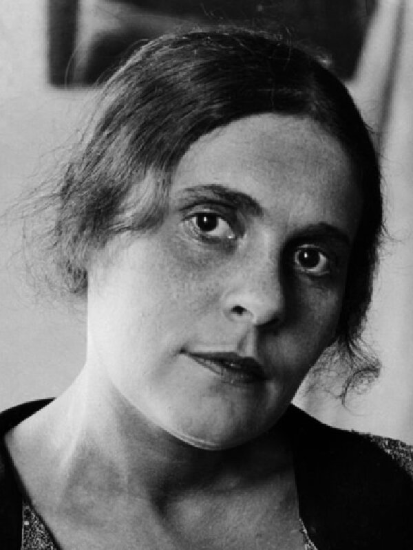 Ли́ля Ю́рьевна Брик — «муза русского авангарда», хозяйка одного из самых известных в XX веке литературно-художественных салонов.