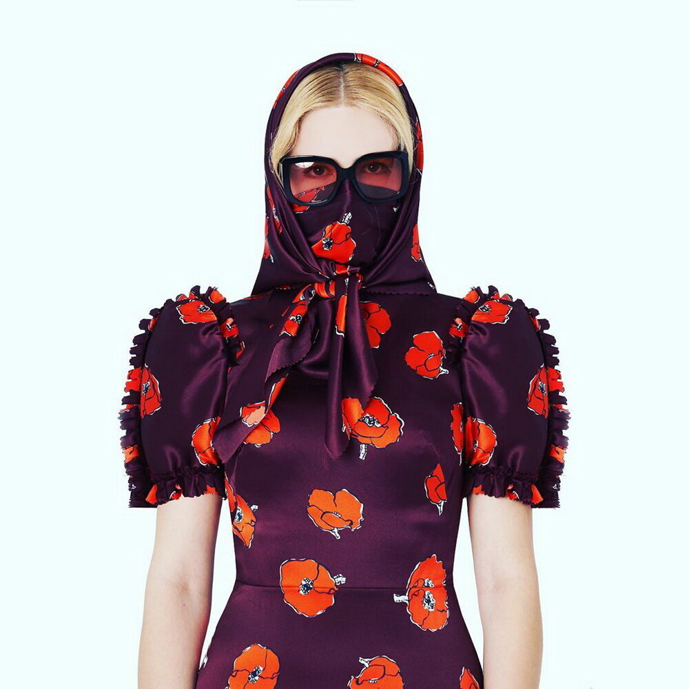 Коронавирус не мог не повлиять на моду. Закрытое лицо навсегда стало символом вынужденного отказа от живого общения