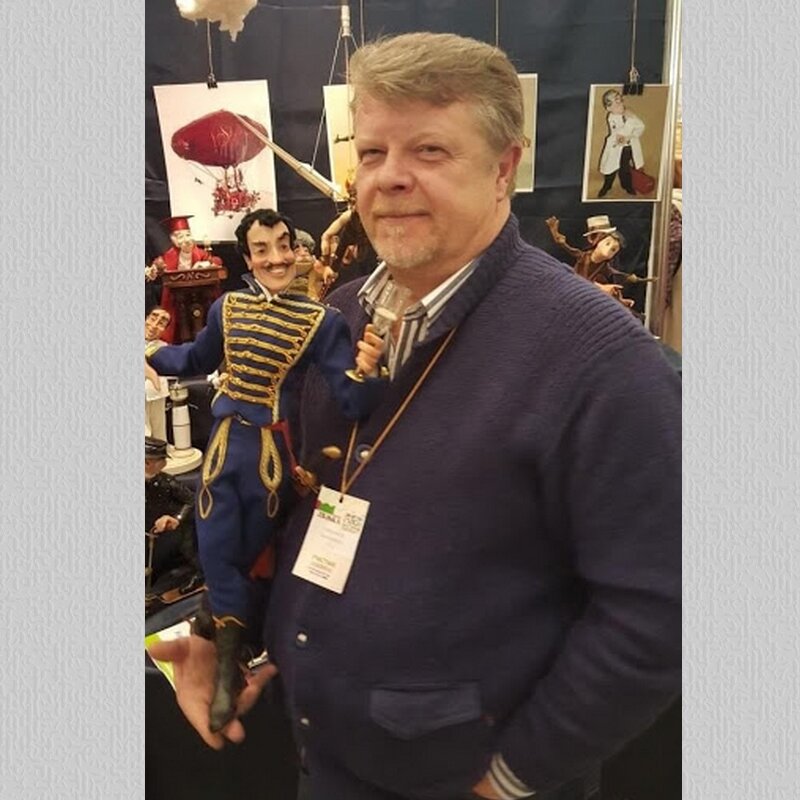 Автор и художник-оформитель кукол Александр Бессарабский с куклой  Поручик Ржевский