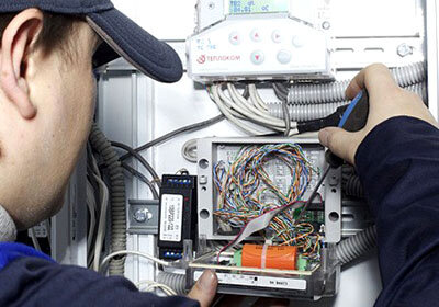  
 Электричество настолько плотно вошло в нашу жизнь, что уже невозможно представить дом или рабочее место, которые были бы не электрифицированы. Но «ничто не появляется из ниоткуда и не исчезает в никуда», и что бы появился теплый пол, система освещения и розетки, нужно что бы их кто-то сделал. Именно поэтому спрос на услуги организаций, занимающихся электрикой и слаботочными системами довольно велик. Какие же именно требования предъявляет законодательство к таким фирмам? 
Для лучшего понимания этих требований их стоит разделить на две большие группы:

Обязательные требования при проведении работ, связанных с электрикой и слаботочными системами. Особое внимание стоит уделить работникам: у каждого из них должна быть соответствующая выполняемой работе группа допуска (документ, ее подтверждающий – удостоверение).
Так же большое значение имеет то, на каких именно объектах будут проводиться работы: если это особо опасные, технически сложные и уникальные объекты, потребуется свидетельство саморегулируемой организации, которое подтвердит наличие допуска фирмы к таким работам. В остальных случаях никаких дополнительных разрешений организации не нужно.
Обязательные требования для осуществления деятельности по монтажу, обслуживанию и ремонту противопожарных устройств. Такого рода деятельность, согласно нашему законодательству, подлежит лицензированию. Получив лицензию, организация сможет существенно расширить список оказываемых услуг, и таким образом получит дополнительное конкурентное преимущество перед теми фирмами, у которых этой лицензии нет. Лицензия – звучит серьезно, а сам процесс получения лицензии довольно формалистичен: небольшая ошибка в приложенных к заявлению документах может обернуться отказом лицензирующего органа в выдаче лицензии и потерей времени и денег (в том числе потерей уплаченной госпошлины). Для того, чтобы получить лицензию в максимально короткие сроки, стоит обратиться к нам, в Объединенные Юристы. Мы поможем правильно составить все документы и быстро получить лицензию.

 Документы – это половина дела. Другая половина-это реальное соответствие фирмы тем требованиям, которые предъявляет законодатель. Итак, что же нужно иметь, чтобы пройти проверку лицензирующего органа и получить лицензию на установку, техническое обслуживание и ремонт пожарной сигнализации?

- «Средства производства»: отвертки, дрель и другие, то есть непосредственно те инструменты, с помощью которых будет выполняться работа.

- Работников. У них должно быть техническое образование, а также документ, подтверждающий прохождение ими повышения квалификации. Данный документ должен «обновляться», то есть работники должны повышать свою квалификацию минимум один раз в пять лет.

Хотя бы у половины из них должен быть опыт работы три года в данной области. Это что касаемо юридических лиц. Нашим законодательством предусмотрена так же такая форма ведения бизнеса, как индивидуальный предприниматель. Исходя из самого названия (а также из положений Гражданского Кодекса и других законов) становится понятно, что ИП в основном должен рассчитывать на свои силы (например, сам оказывать услуги), работники для него – это вторично. Именно поэтому в случае получения лицензии на монтаж и техническое обслуживание пожарной сигнализации требования к образованию и стажу предъявляются не к его работникам, а нему самому.

Вот и все, что нужно что бы устанавливать, осуществлять сервисное обслуживание и ремонтировать средства обеспечения пожарной безопасности и быть в правовом поле, то есть не нарушать закон. Список небольшой, а выгода от получения данной лицензии будет ощутимой. Обращайтесь в Объединенные Юристы – наш опыт сэкономит ваше время.



Измайлова Дарья,

юрист, специалист по лицензированию

группы Объединённые Юристы.