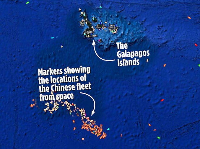 Галапагосский архипелаг (сверху) — китайская рыболовецкая флотилия (снизу) 