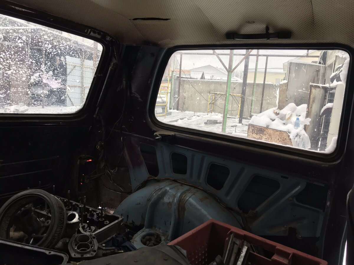 За 30 лет Нива потеряла все обшивки задней части салона...