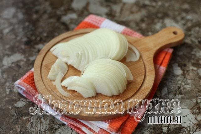 Лук очистить, помыть. Нарезать тонкими кольцами или полукольцами. Переложить в глубокую миску, пищевой контейнер или стеклянную банку – емкость, в которой будет удобно мариновать и хранить замаринованный лук.