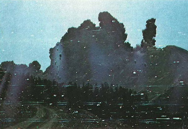 Фотограф Роберт Ландсбург снял стену пепла во время катастрофического извержения вулкана Святой Елены (Сент-Хеленс) 18 мая 1980 года. Фотограф погиб при извержении, но сохранил пленку, накрыв ее своим телом.