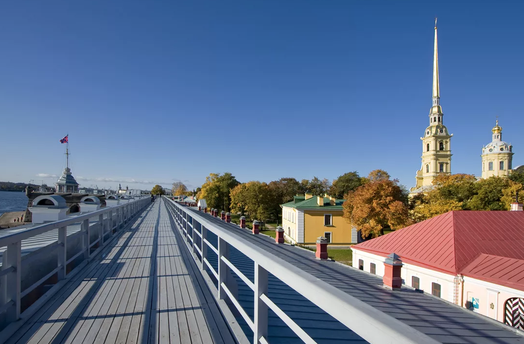 Мост на берегу Петропавловской