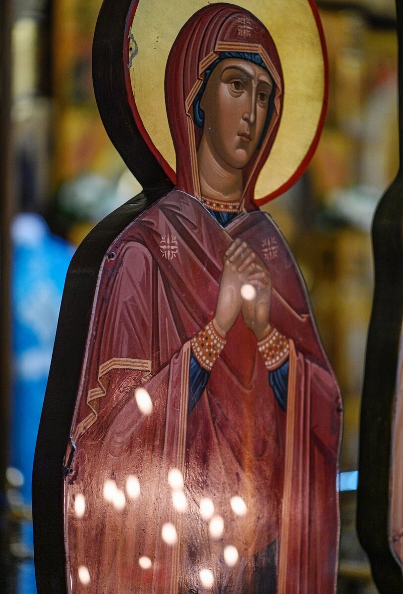 Наедине с мыслями перед иконой… Фото из архива сайта Патриарха Московского и Всея Руси. https://foto.patriarchia.ru/news/patriarshee-sluzhenie-v-prazdnik-kazanskoy-ikony-bozhiey-materi-v-kazanskom-sobore-na-krasnoy-ploshchadi-2020-07-21/
