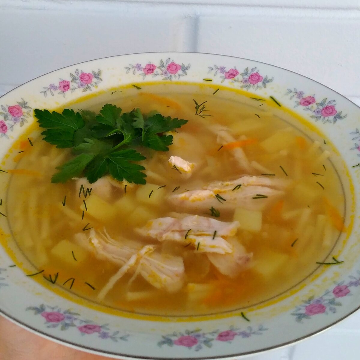 Рецепт вкусного супа с курицей. Киликия суп куриный. Куриный суп с капеллини. Диетический куриный суп. Тарелка куриного супа.