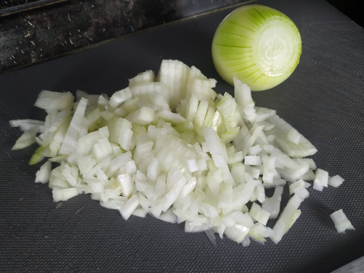 Лук очистить и нарезать мелким кубиком. В сковороде разогреть оливковое масло и отправить жариться лук, периодически перемешивая. Жарим 7 минут на среднем огне.