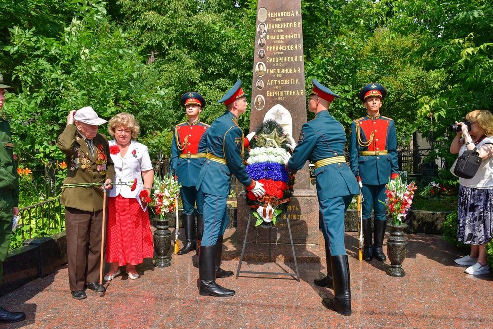 Эпизод памятного возложения с моим участием