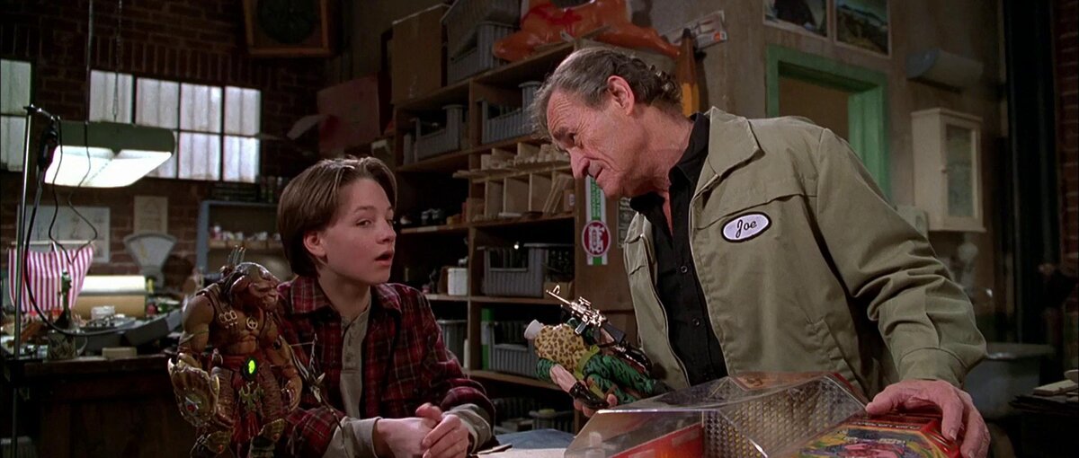 «Пощады не будет!» 
Режиссер Джо Данте прекрасно преподносит историю об игрушечных солдатиках, в которых вставлен новейший чип на основе военных технологий. Радует разнообразие представленных игрушек. С одной стороны элитные десантники под руководством майора Чипа Душегуба, с другой их жертвы Гаргониты под предводительством Лучника, которые заранее запрограммированы на поражение. Каждый экземпляр имеет свой, собственный неподражаемый характер.
