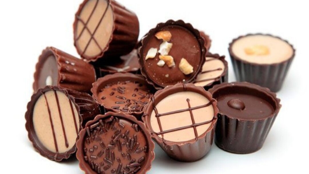 Сладости на е. Шоколадные конфеты. Конфеты шоколад. Шоколадные конфеты на белом фоне. Ручные конфеты.