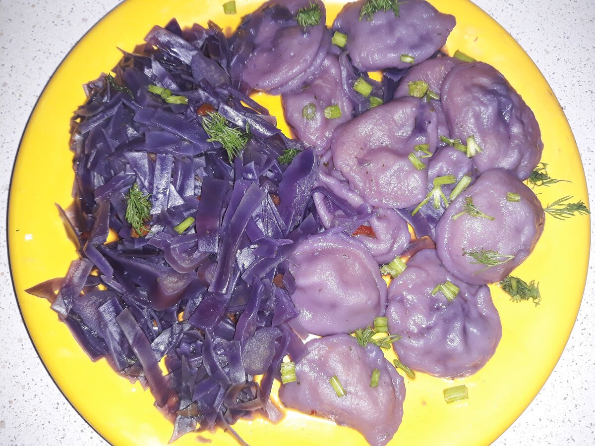 Пельмени сиреневый туман с грибами, и капустой готовы!) Можно трапезничать)