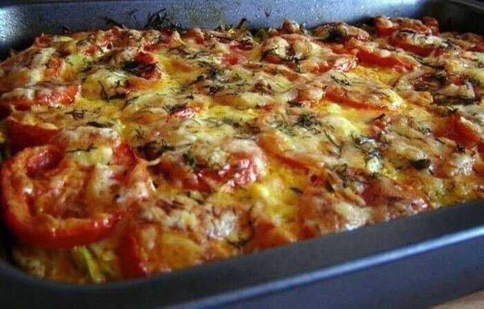 ​​Запеканка из кабачков с курицей и помидорами