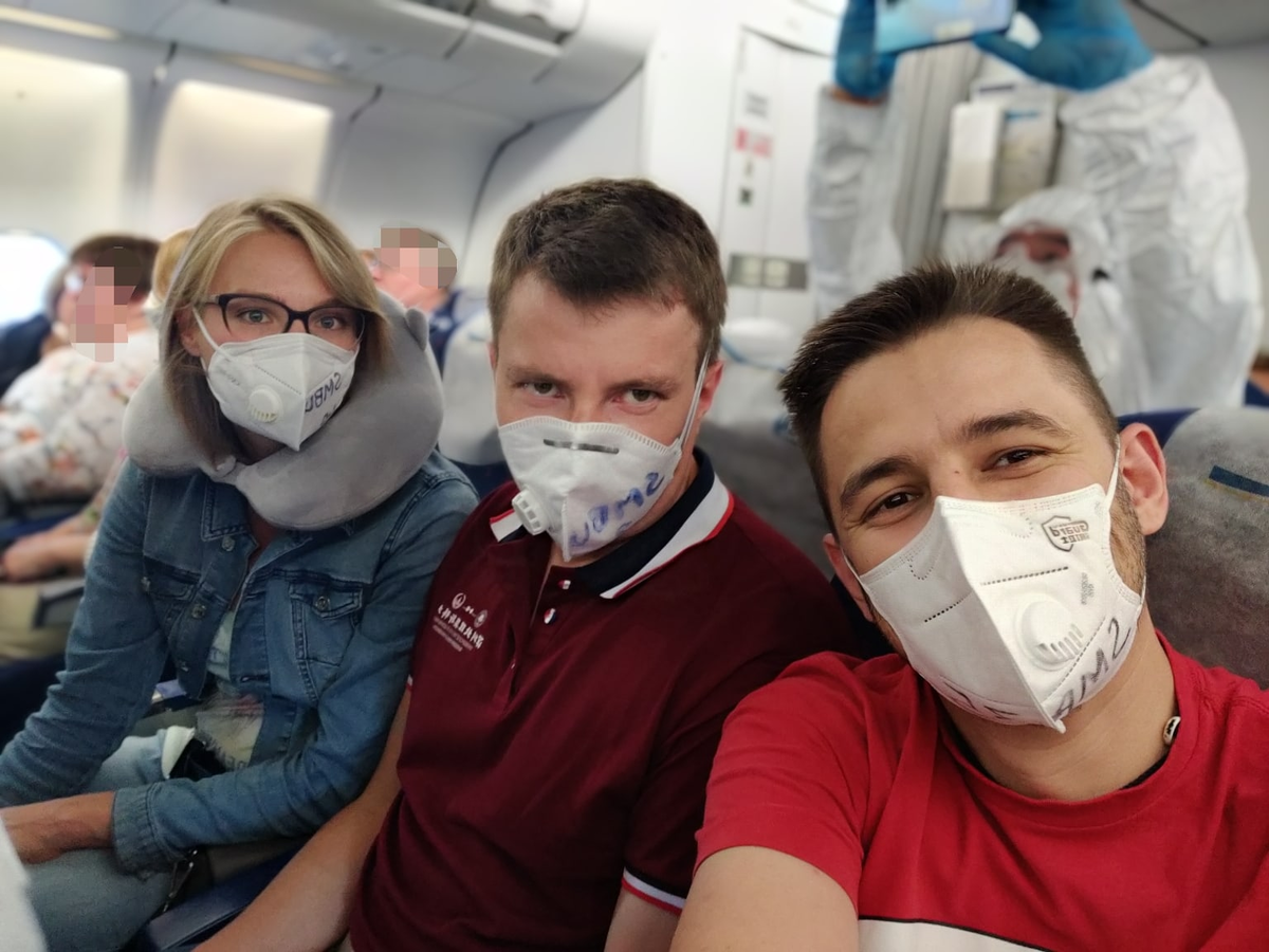 Трое нас в самолете Москва-Питер.  Здесь и далее фото автора  (Шамиль Хапчаев)