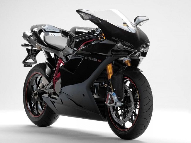 Ducati 1098S оснащается 1,0-литровым с электронным впрыском агрегатом способным генерировать 160 лошадиных сил. Цена 570 000 руб.