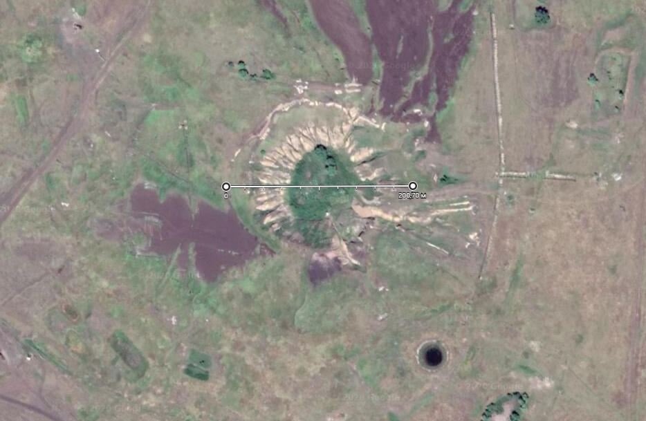 Кратер на спутниковой  карте. Диаметр - 200 метров.
