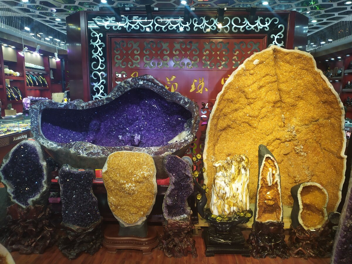 Один из павильонов на рынке торгующих изделиями из камня