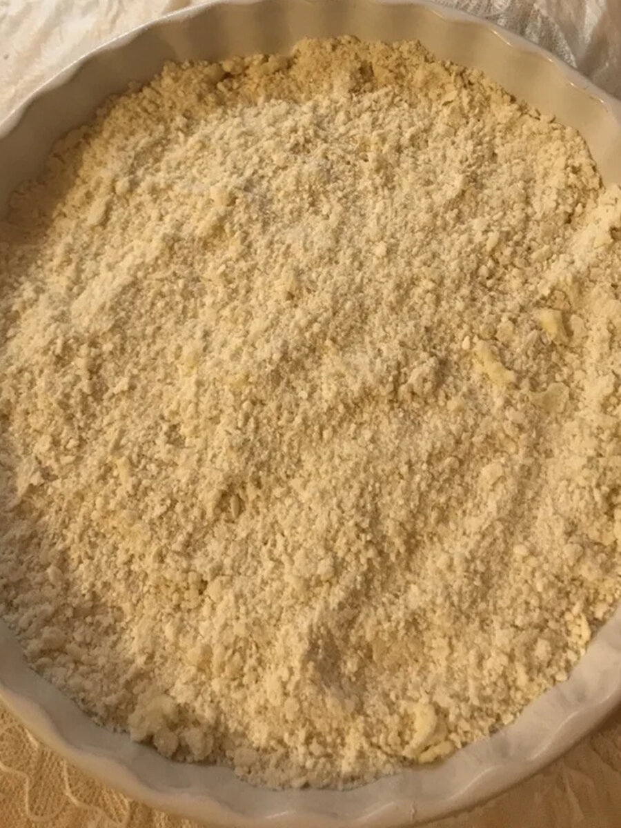 Равномерно распределяем тесто в форме. Фото автора