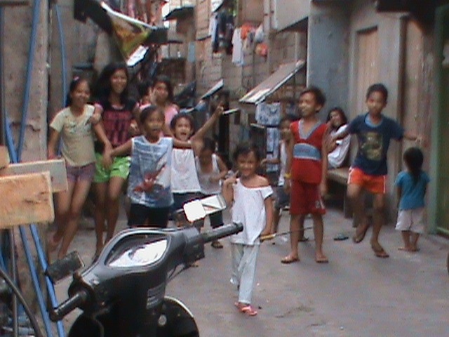 Филиппинские дети бегут ко мне. Дальше будет плохо.