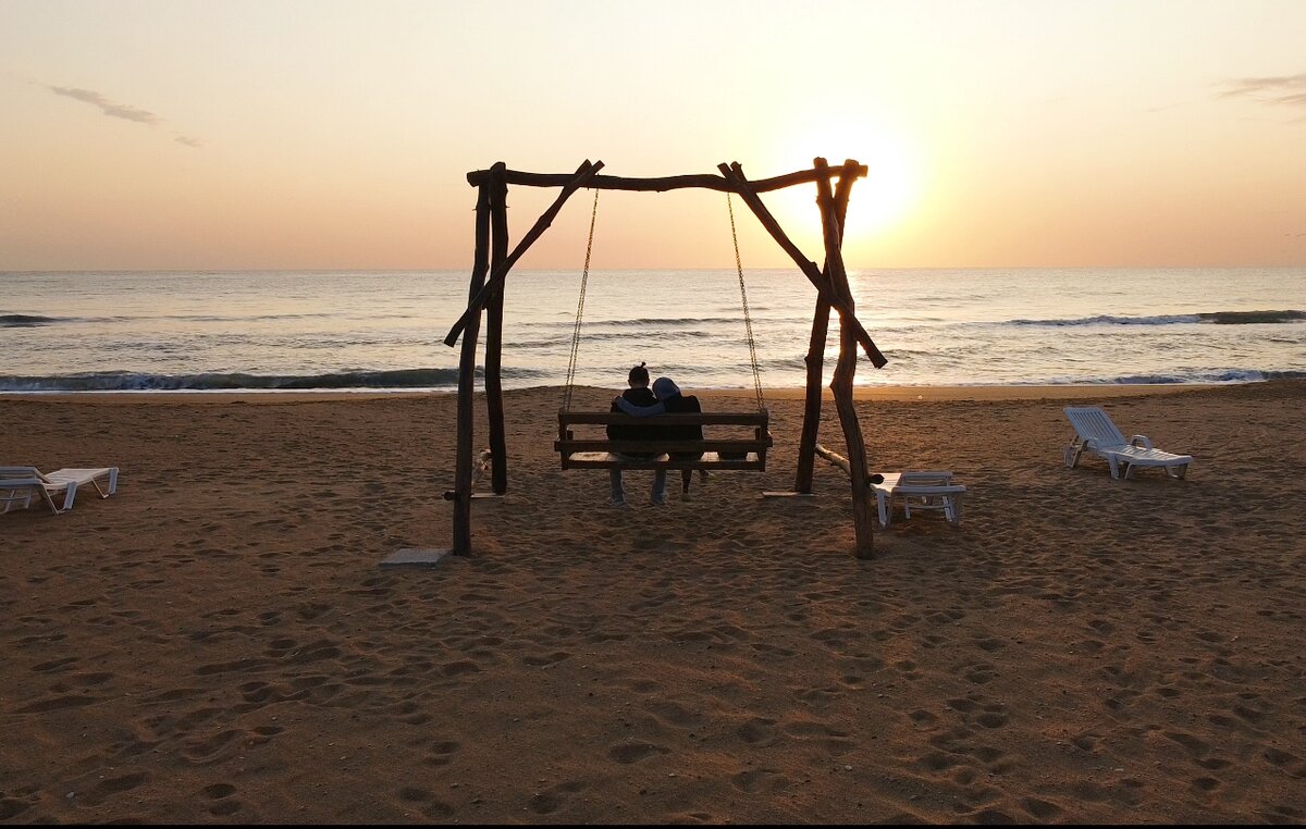 Пляж рядом с санаторием Каспий