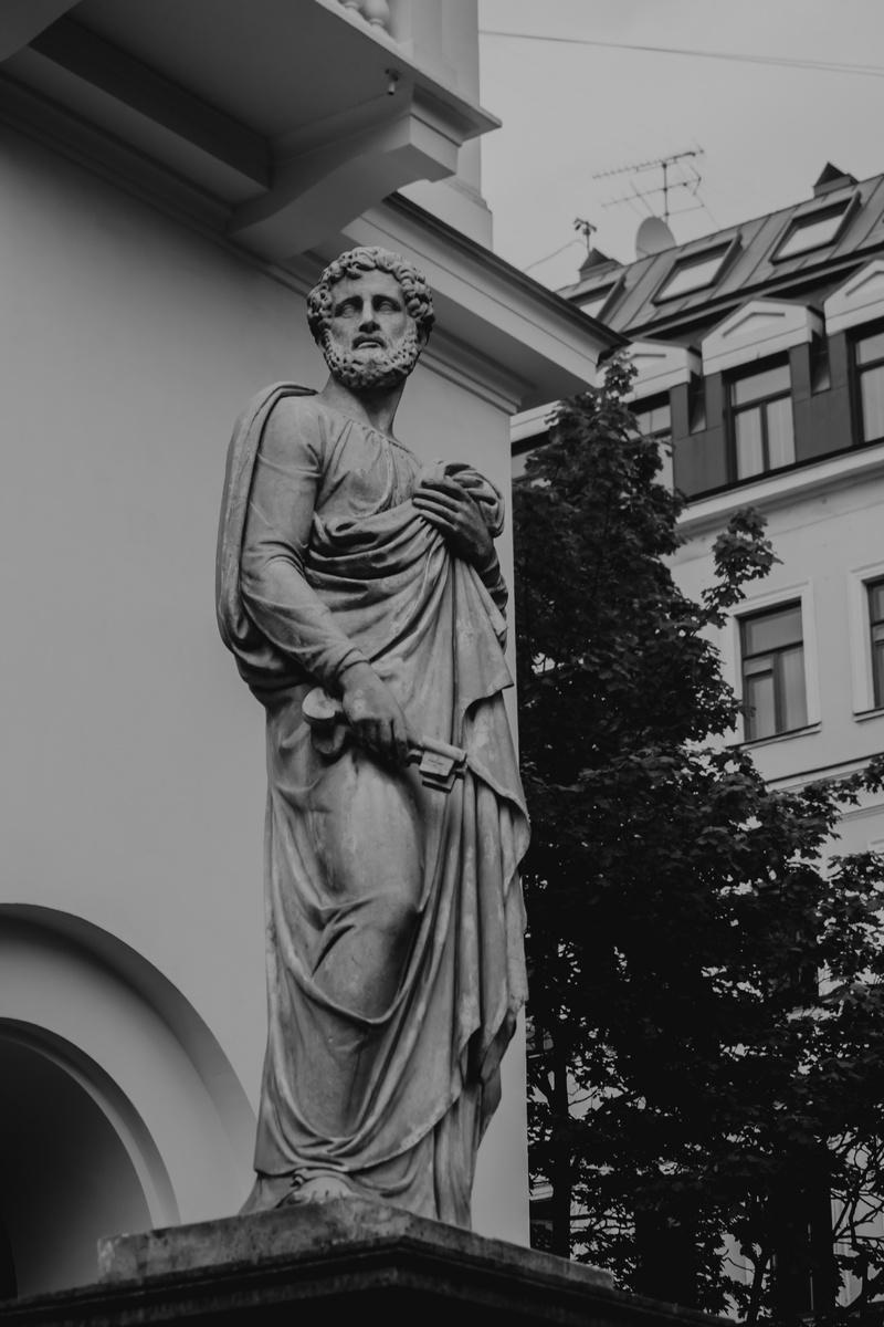 Скульптура апостола Петра перед входом в собор. Фото автора.