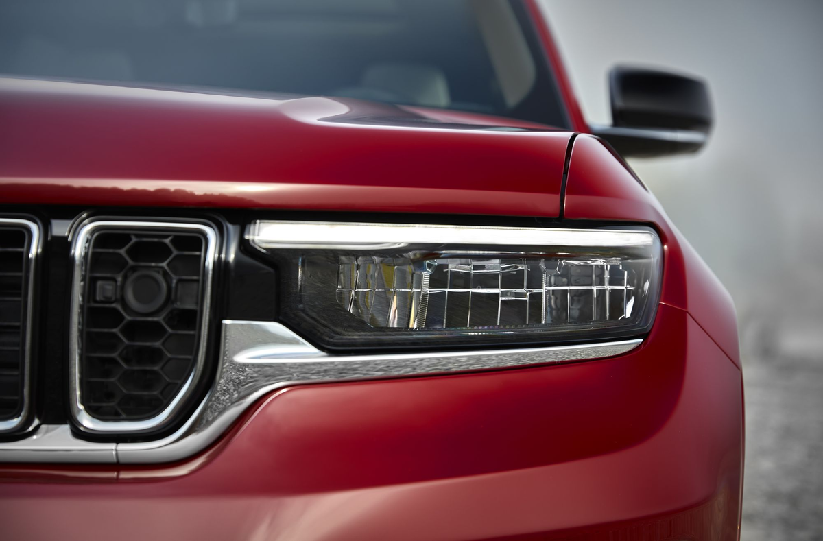 Несмотря на то, что с момента, когда представили Джип Гранд Чероки прошло уже без малого 7 лет, авто продолжает продаваться с отличным результатом. Так, в США за три квартала прошлого года модель разошлась тиражом в 152 856 машин