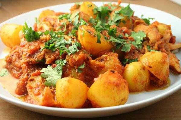 Жаркое с овощами и курицей по-домашнему. 
 
Ингредиенты: 
-картофель 5-6 шт. 
-куриные окорочка 2 шт. 
-морковь 1 шт. 
-лук репчатый 1-2 головки 
-мука 2 ст.л. 
-лавровый лист 
-специи 
 
Приготовление: 
1 Порезать курицу на средние кусочки. Обжарить на растительном масле и морковью и луком. Порезать картофель на кольца или крупные кубики. Насыпать 2 ложки муки. Размешать. 
2 Положить картофель. Налить воду, чтобы она покрывала картофель. Насыпать специи. Накрыть жаркое по-домашнему крышкой, тушить. Минут за 10 до конца готовки положить 3 лавровых листа. После приготовления листы убрать. 
Приятного аппетита!