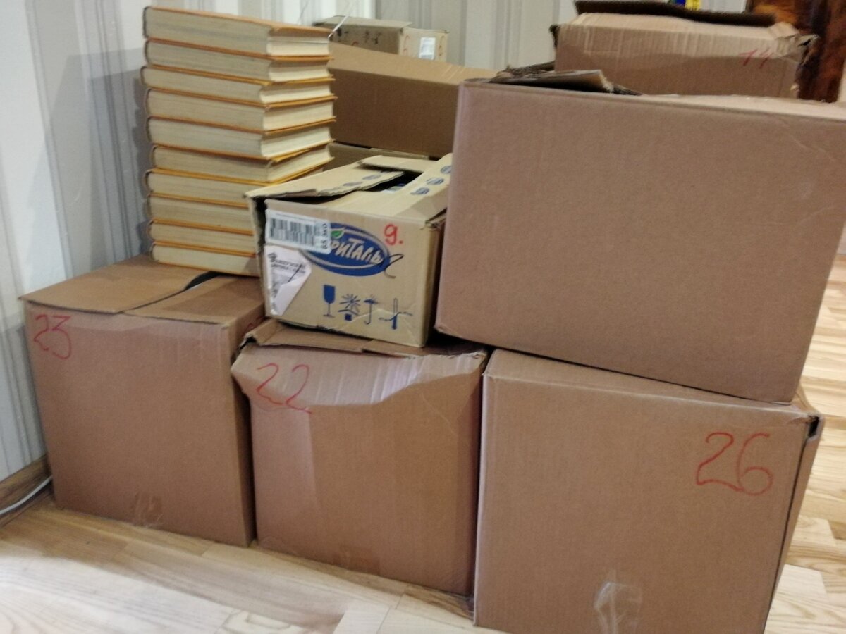 Вот в таких вот коробках хранятся книги