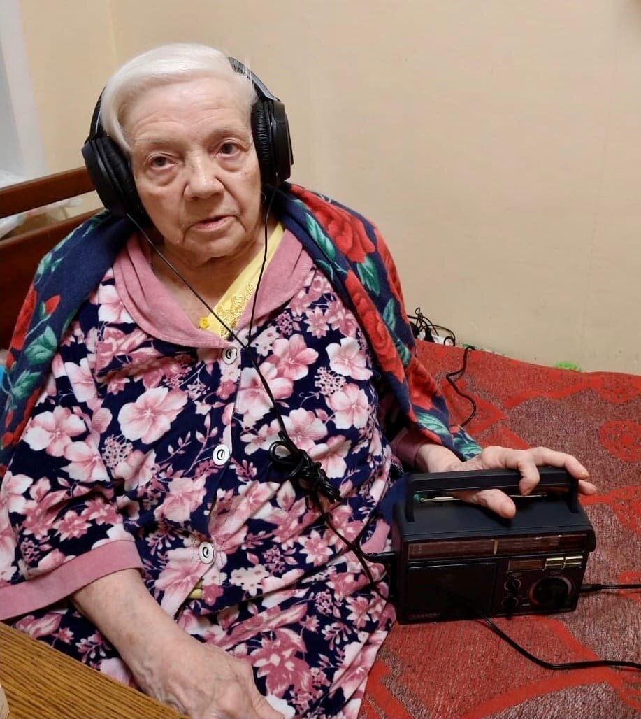 На Новый год бабушка из Реутовского дома престарелых попросила магнитолу с наушниками
