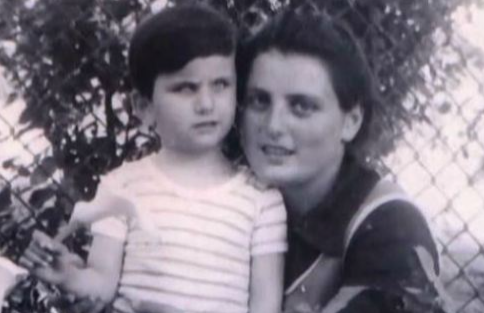 Диана с мамой в детстве.