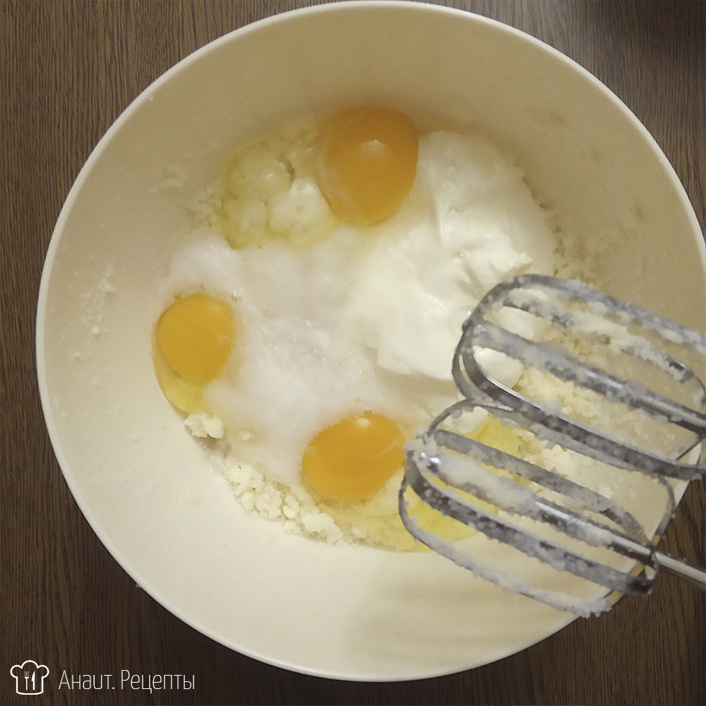 Добавляем сметану, яйца и гашеную соду, взбиваем