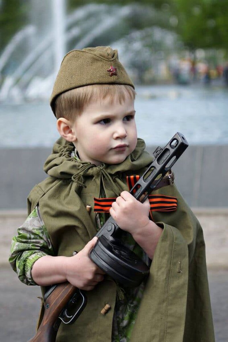 Защитники детей. Мальчик в военной форме. Малыш в военной форме. Маленький мальчик в военной форме. Маленькие дети в военной форме.