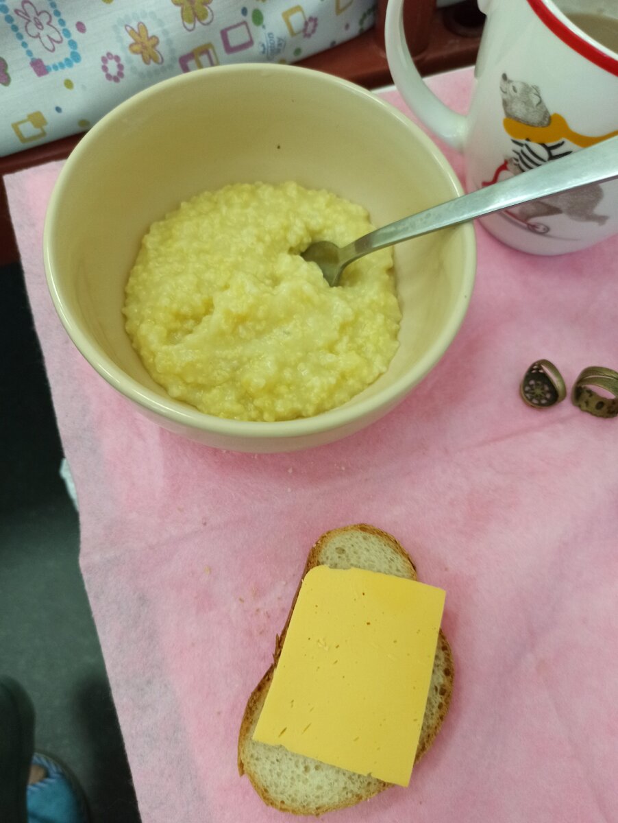 Скромный завтрак. Сыр из личных запасов