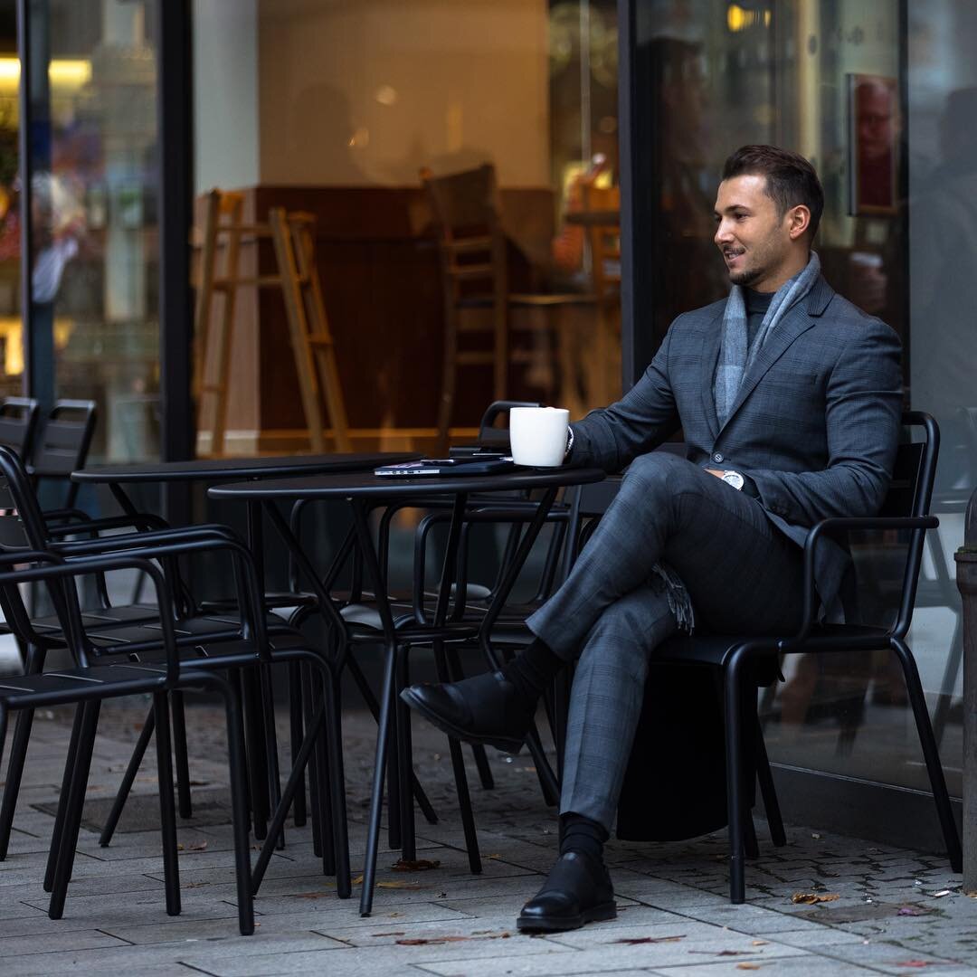 Мужчина за столиком в кафе