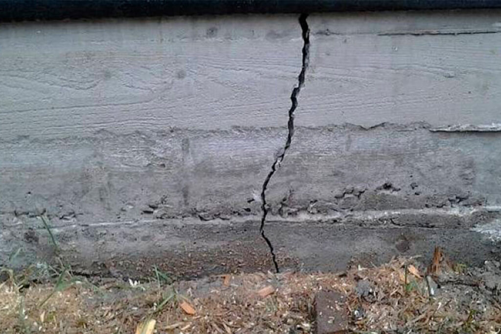 Результат неравномерного проседания фундамента. Источник изображения: sdelai-lestnicu.ru