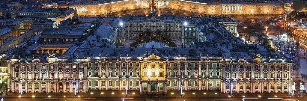 Зимний дворец, здание дворца (пятое по счету) построено в 1754—1762 годах русским архитектором итальянского происхождения Бартоломео Франческо Растрелли в стиле пышного елизаветинского барокко с элементами французского рококо в интерьерах. С 1754 по 1762 год шло строительство существующего и в настоящее время здания дворца, ставшего в то время самым высоким жилым зданием в Санкт-Петербурге. Здание включало в себя около 1500 комнат. Общая площадь дворца порядка 60 000 м². Елизавета Петровна не дожила до окончания строительства, принимал работу 6 апреля 1762 года уже Пётр III. К этому времени была закончена отделка фасадов, но многие внутренние помещения ещё не были готовы. Летом 1762 года Петра III свергли с престола, окончено строительство Зимнего дворца уже при Екатерине II.https://avatars.mds.yandex.net/get-zen_doc/230233/pub_5c4d3b7f37072100ad30fecc_5c4d3b8ddf2d7400ade04b1e/scale_1200