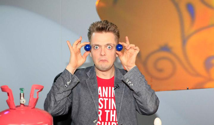 В представлении наших телевизионных бонз, ученый - это фрик, шут гороховый (недостойный помимо прочего, внимания нормальных девушек). 