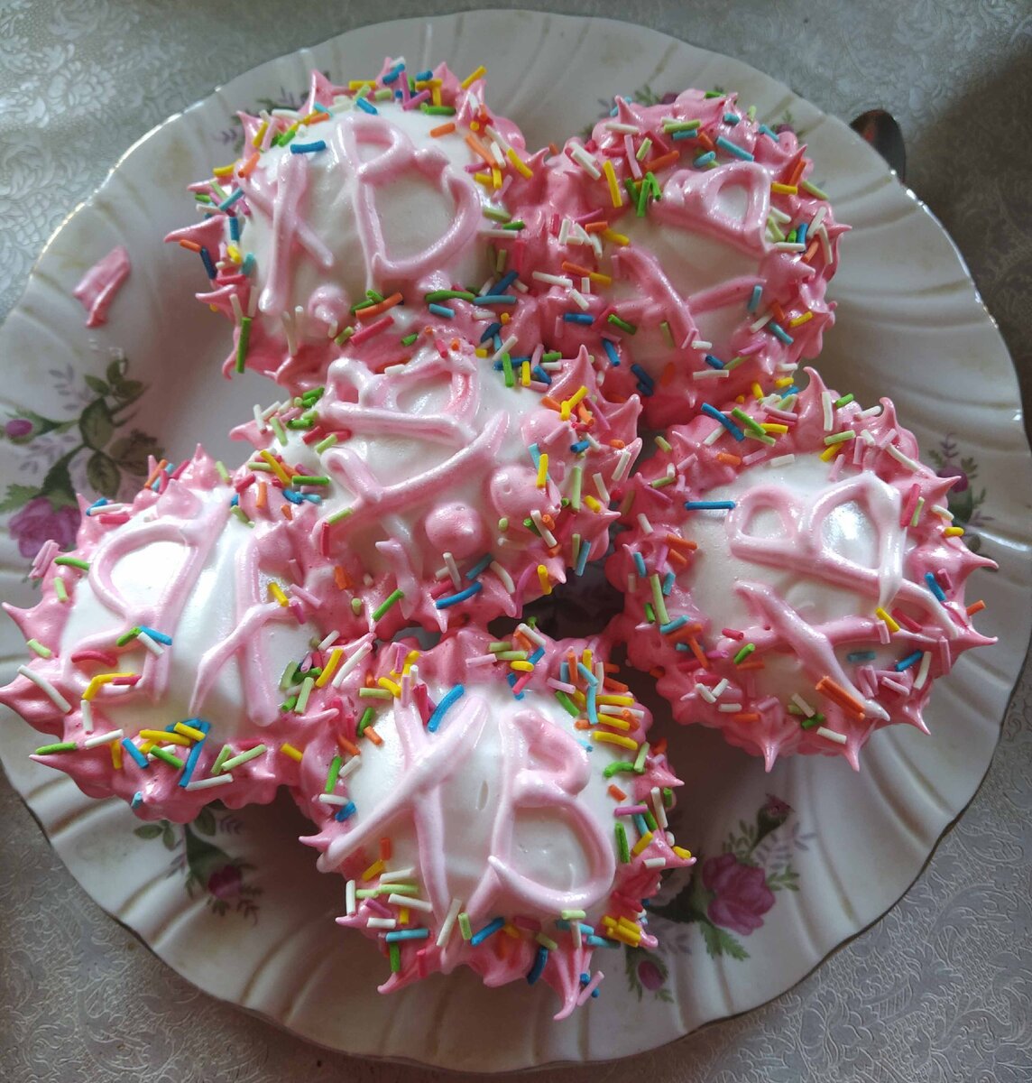 Творю понемногу.  Работать с тестом кстати люблю больше, чем готовить 