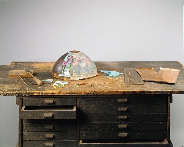 Рабочее место сборщика абажуров компании Tiffany Studios