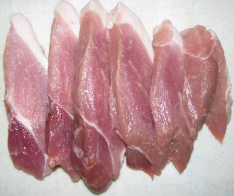 1. Выбирая мясо, лучше отдать предпочтение свинине, так как говядина может быть немного суховата. Его необходимо вымыть, обсушить и нарезать не очень тонкими кусочками.

