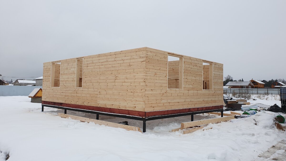 Возведение сруба практически завершено