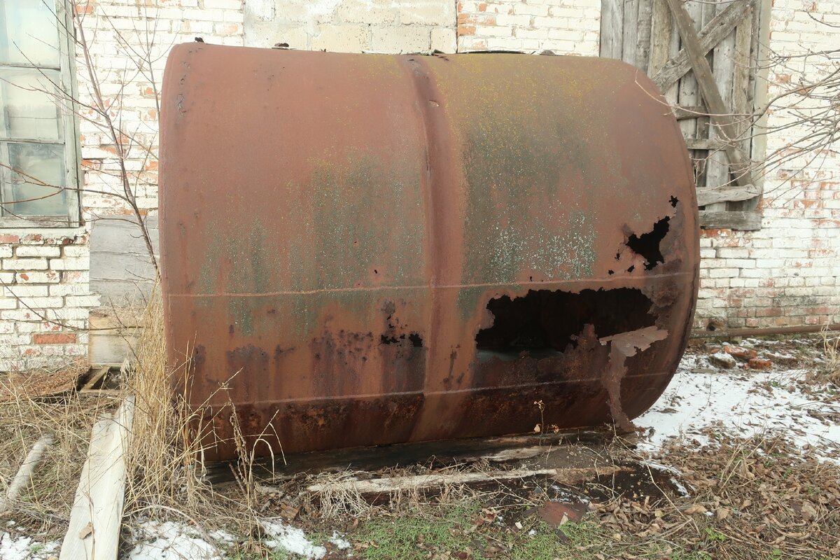 стальная бочка за зданием