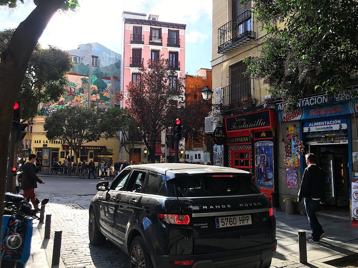 Фото сделано в Мадриде. В России бы такой авто обязательно имел "красивые" номера, желательно, с одинаковыми или зеркальными буквами;)